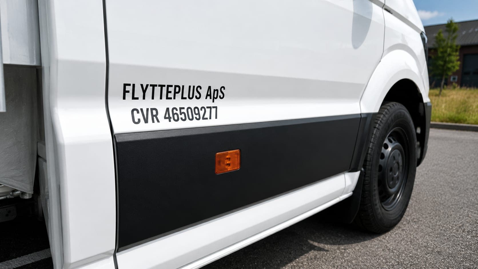 Firmanavn + CVR-nr. (lovpligtigt)
