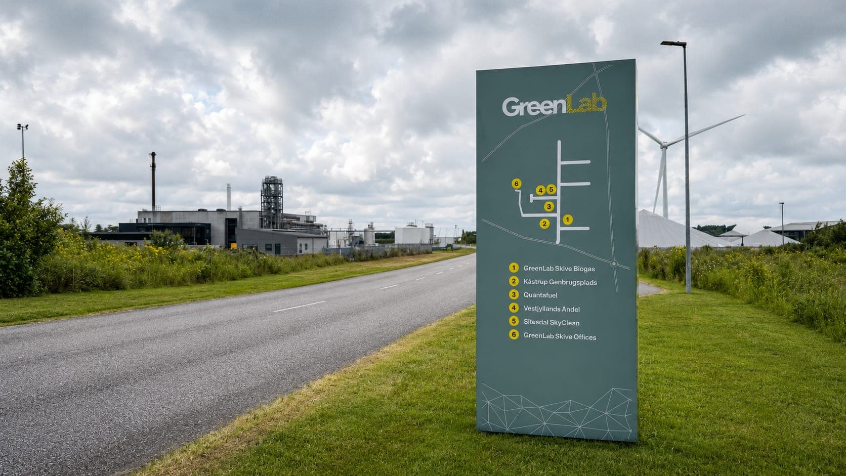 Pylon ved indkørsel med tydelig virksomhedsprofil