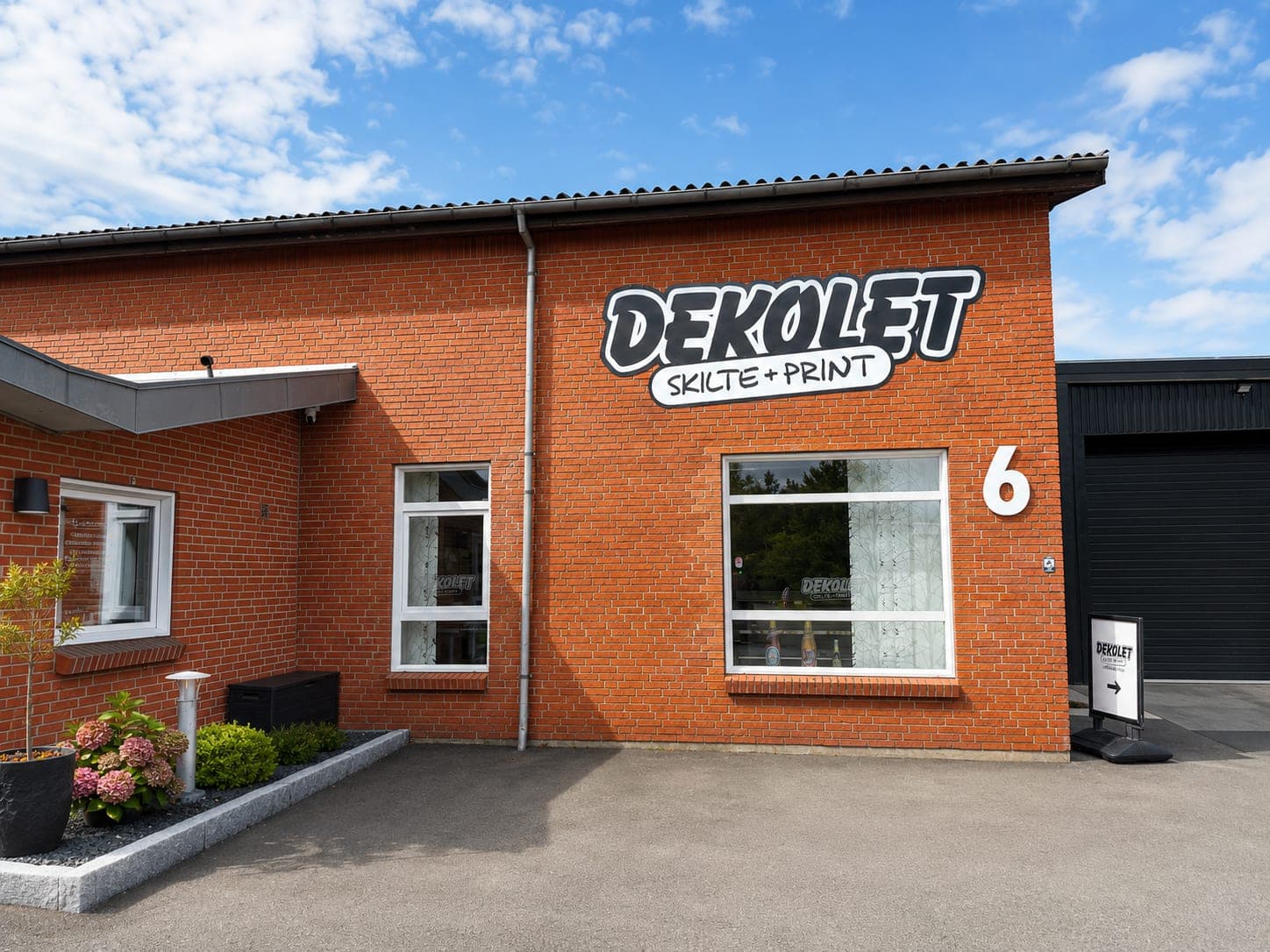 Facadeskilt på Dekolets bygning