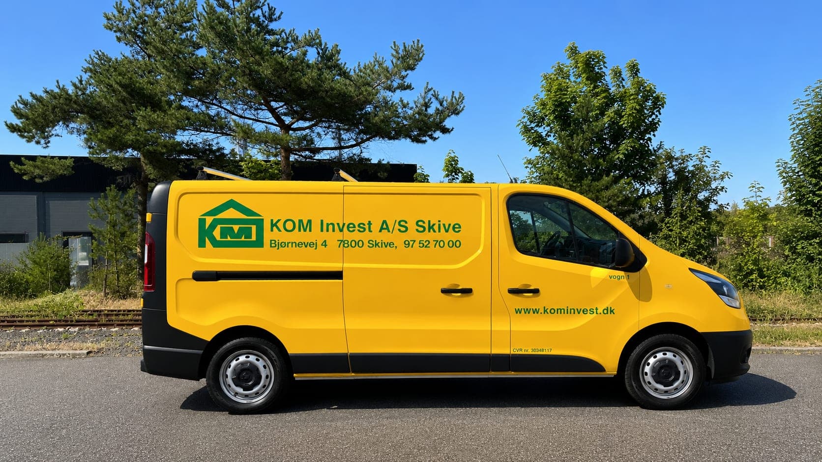 Gul varebil efter full wrap og firmadekoration