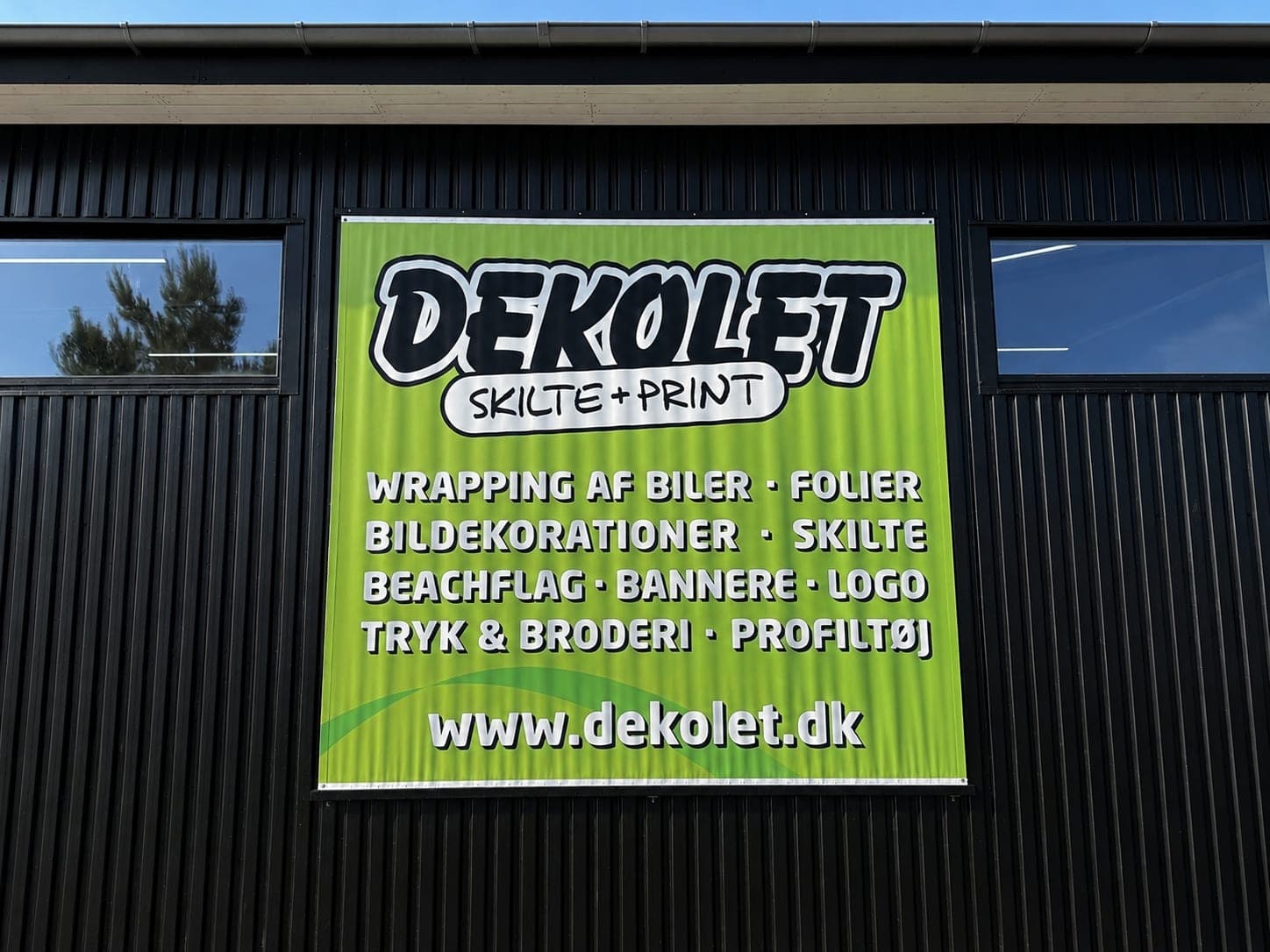 PVC-banner monteret på facade