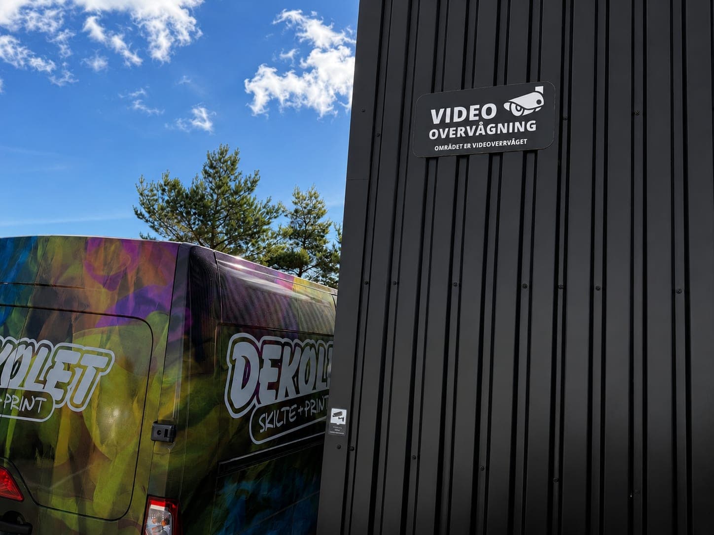 Videoovervågningsskilt på facade ved Dekolet